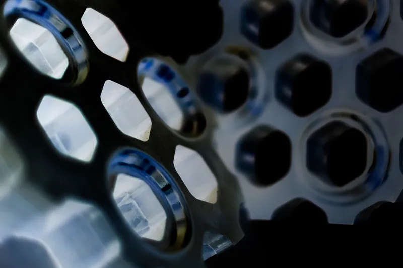 Materiały ogniotrwałe - Dystrybucja i handel wyrobami ogniotrwałymi: szamotowe, wysokoglinowe, zasadowe, korundowe i inne.